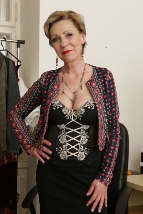 Mature lady masturbates with aid of her vibrator in her home office 25783880