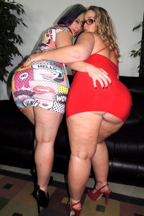 Lesbian chicks Virgo Peridot & Dee Siren rocks their big asses before dildoing 57308563