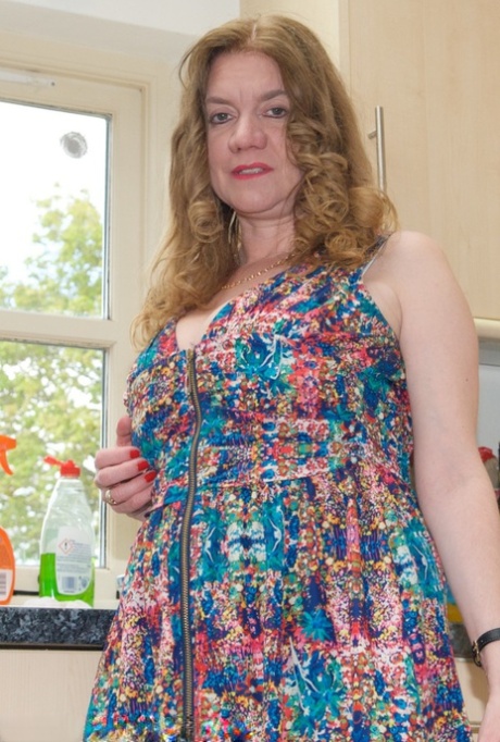 Aged amateur Dirty Doctor bares her natural tits in yellow dish-washing gloves 91976445