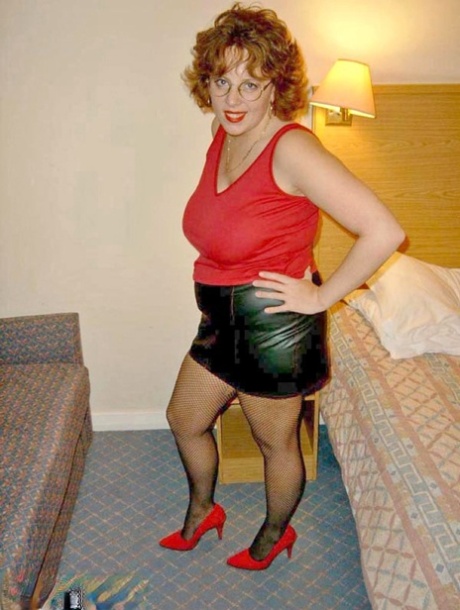 UK amateur Curvy Claire sports curly red hair while engaging in oral sex 78520117