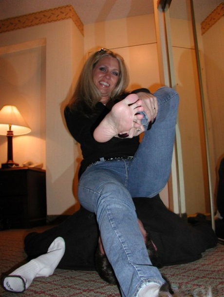 Blonde woman takes off her socks while having her feet worshiped 82600612