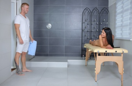Dark-haired teen Doroty has sexual relations with her massage therapist 26868920
