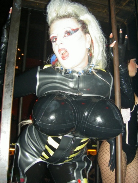 Fetish model Darkwing Zero and her lesbian lover get locked in a steel cage 92539724