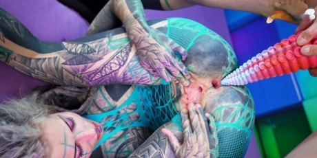 Tattooed lesbians Illuz & Anuskatzz indulge in filthy anal play 42160441