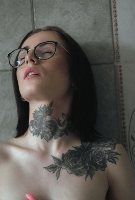 Tattooed brunette Pollie Starr attaches nipple clamps while bathing 58315503